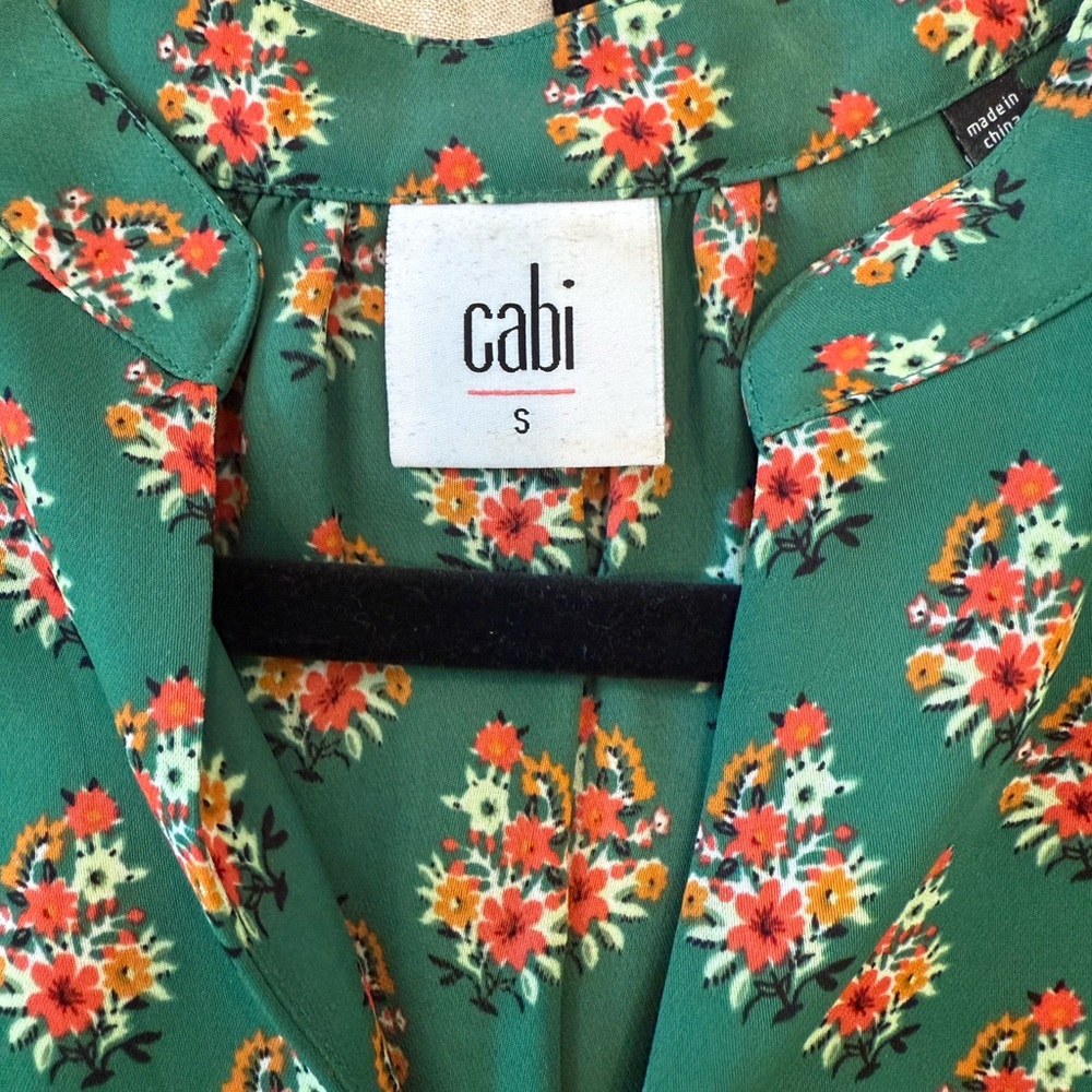 CAbi Style 3252 Stevie Green Floral Blouse Top Notch Neck - Picture 2 of 7